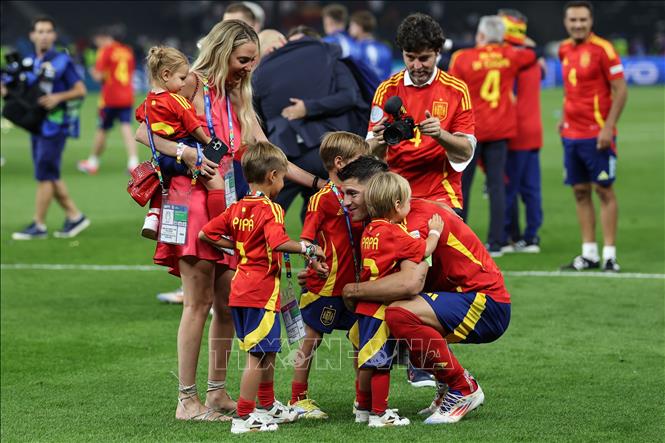 Tiền đạo Tây Ban Nha Alvaro Morata tận hưởng chiến thắng cùng gia đình trên sân ở Berlin, Đức ngày 14/7/2024. Ảnh: THX/TTXVN