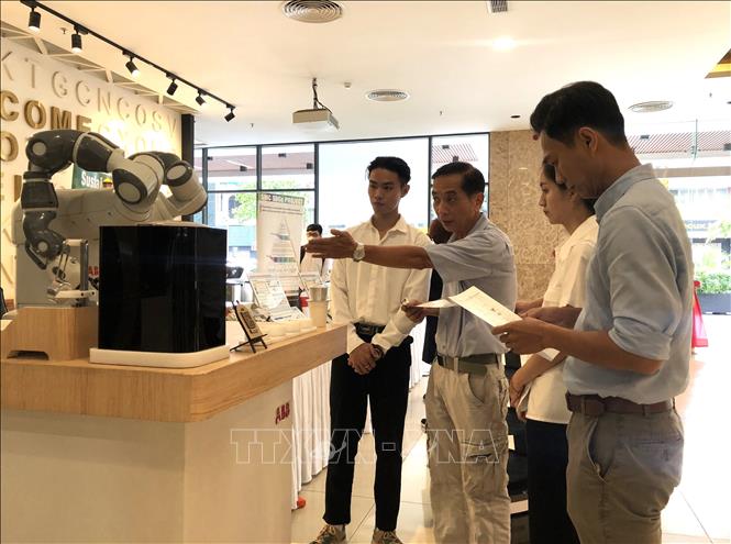 Robot pha cà phê được giới thiệu tại gian hàng bên lề Hội thảo. Ảnh: Mỹ Phương – TTXVN.
