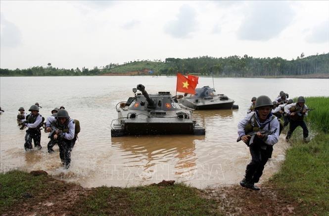 Lực lượng Hải quân đánh bộ phối hợp hiệp đồng đổ bộ tấn công cùng lực lượng xe tăng. Ảnh: Trọng Đức – TTXVN
