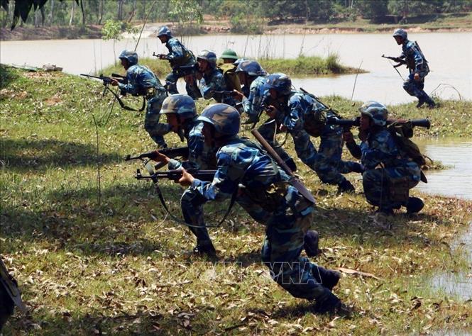 Hải quân Việt Nam có đủ 5 thành phần lực lượng chiến đấu là: Tàu mặt nước; Tàu ngầm; Không quân Hải quân; Pháo binh - Tên lửa bờ; Hải quân đánh bộ - Đặc công Hải quân. Trong ảnh: Chiến sĩ Lữ đoàn Hải quân đánh bộ 147 luyện tập đổ bộ đánh chiếm mục tiêu. Ảnh: Trọng Đức - TTXVN