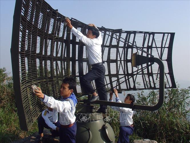 Tiểu đoàn 151 Rada (Vùng 1 Hải quân) ngày đêm luyện tập, nâng cao cảnh giác, sẵn sàng chiến đấu, hoàn thành xuất sắc nhiệm vụ quan sát, phát hiện các mục tiêu trên vùng biển vịnh Bắc Bộ, từ Móng Cái (Quảng Ninh) đến Bắc Đèo Ngang (Hà Tĩnh). Ảnh: Trọng Đức - TTXVN