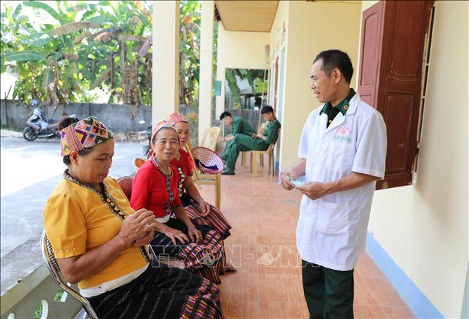 Từ năm 2019 đến nay, Bác sỹ quân y “Tủ thuốc biên cương” Đồn biên phòng Phúc Sơn đã tiến hành khám, chữa bệnh, cấp thuốc miễn phí cho khoảng 5.000 lượt người dân. Ảnh: Xuân Tiến - TTXVN 