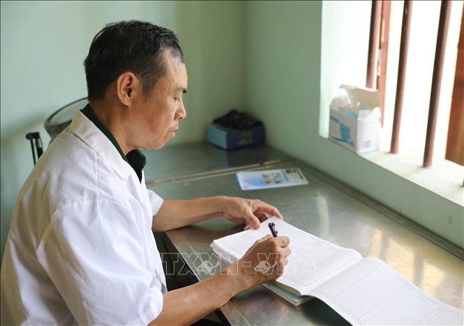 Thiếu tá Nguyễn Bá Lương, Bác sĩ quân y “Tủ thuốc biên cương” Đồn biên phòng Phúc Sơn (Bộ đội biên phòng Nghệ An). Ảnh: Xuân Tiến - TTXVN 
