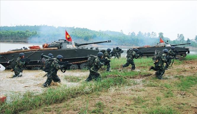 Lực lượng Hải quân đánh bộ phối hợp hiệp đồng đổ bộ tấn công cùng lực lượng xe tăng. Ảnh: TTXVN phát