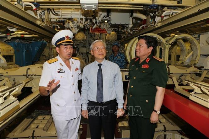 Tổng Bí thư Nguyễn Phú Trọng thị sát bên trong tàu ngầm Hải Phòng (Lữ đoàn Tàu ngầm 189), ngày 5/5/2016. Ảnh: Trí Dũng - TTXVN