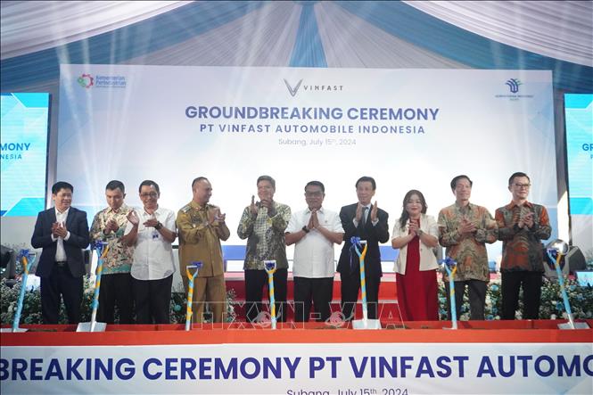 Các đại biểu thực hiện nghi lễ khởi công xây dựng nhà máy Dự án Nhà máy Lắp ráp Xe điện Vinfast. Ảnh: Đào Trang - PV TTXVN tại Indonesia 