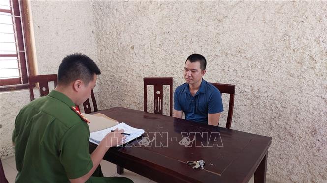 Đối tượng Trần Văn Quang cầm đầu ổ nhóm đánh bạc bằng hình thức cá độ bóng đá. Ảnh TTXVN phát