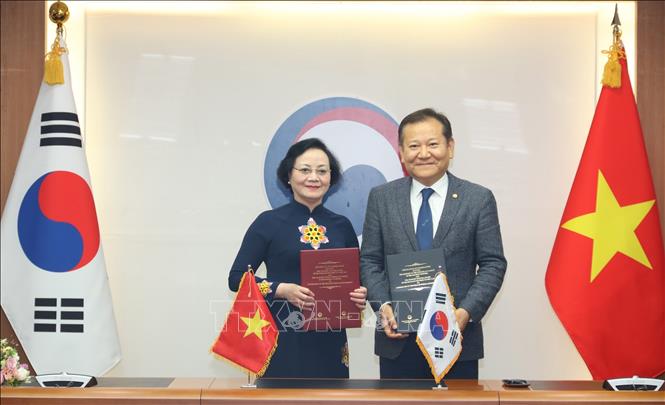 Vietnamese Minister of Home Affairs Pham Thi Thanh Tra and the Republic of Korea (RoK)'s Minister of the Interior and Safety Lee Sang-min have a working session in Seoul on July 15. VNA Photo: Khánh Vân