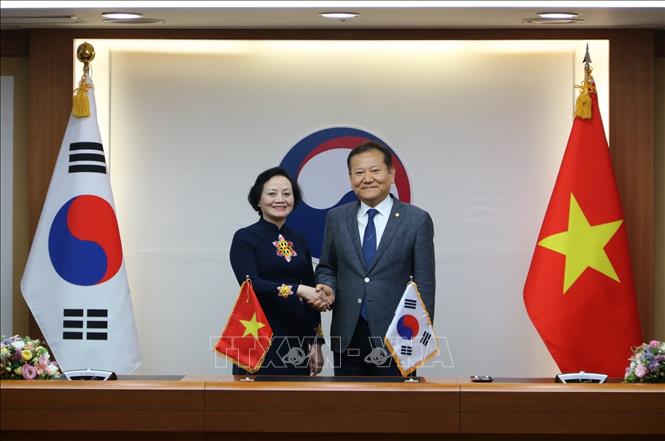Vietnamese Minister of Home Affairs Pham Thi Thanh Tra and the Republic of Korea (RoK)'s Minister of the Interior and Safety Lee Sang-min have a working session in Seoul on July 15. VNA Photo: Khánh Vân