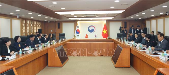 Vietnamese Minister of Home Affairs Pham Thi Thanh Tra and the Republic of Korea (RoK)'s Minister of the Interior and Safety Lee Sang-min have a working session in Seoul on July 15. VNA Photo: Khánh Vân