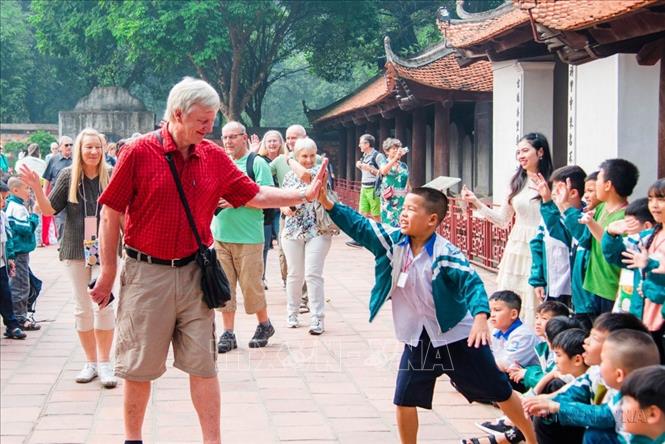 Một trong những lý do khiến du khách quốc tế có cảm tình với Hà Nội là thái độ niềm nở, thân thiện của người dân Thủ đô. Ảnh: Thảo Quyên - TTXVN phát
