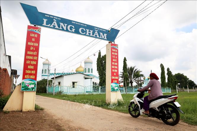 Thánh đường Hồi giáo Masjid Nourul Ehsaan nằm trong làng Chăm Xuân Hưng, ấp 4, xã Xuân Hưng (Xuân Lộc, Đồng Nai). Ảnh: Hồng Đạt - TTXVN
