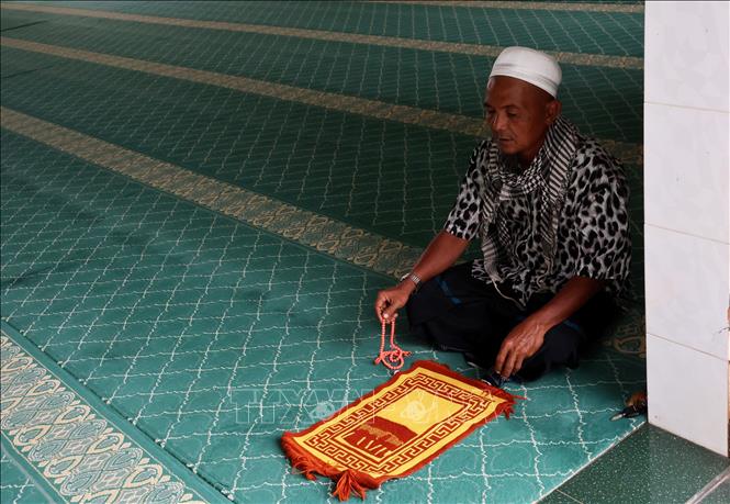 Giáo dân ở làng Chăm Xuân Hưng làm lễ trong thánh đường Masjid Nourul Ehsaan. Ảnh: Hồng Đạt - TTXVN
