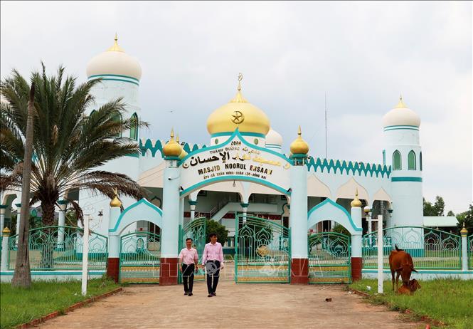 Cổng chính thánh đường Masjid Nourul Ehsaan có kiến trúc và trang trí giống với kiến trúc chính của nhà nguyện. Ảnh: Hồng Đạt - TTXVN
