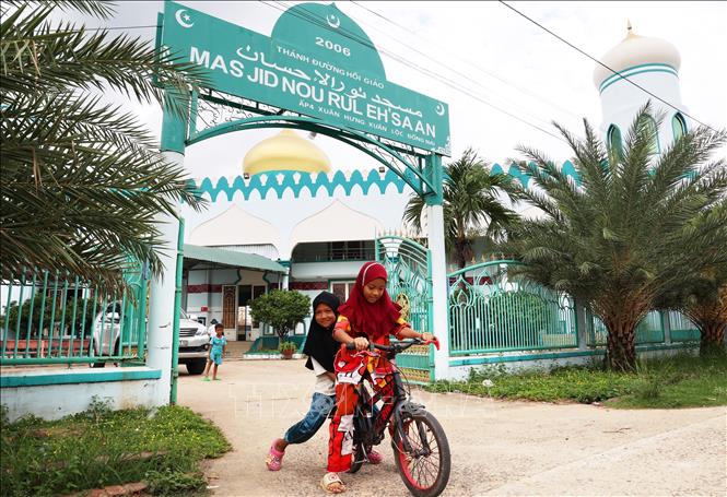 Trẻ em làng Chăm Xuân Hưng vui chơi trong khuôn viên Thánh đường Hồi giáo Masjid Nourul Ehsaan. Ảnh: Hồng Đạt - TTXVN
