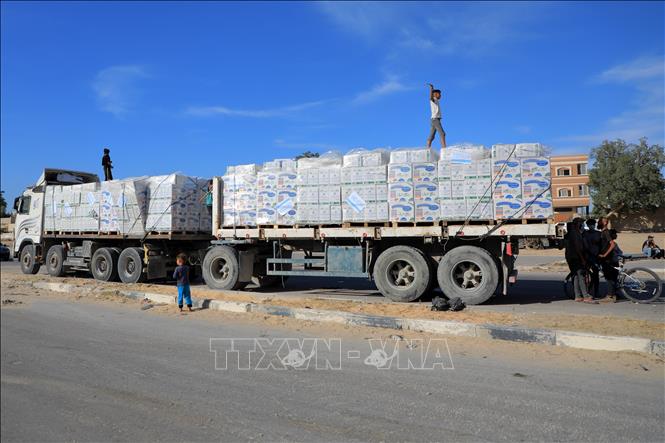 (Tư liệu) Xe tải chở hàng viện trợ nhân đạo tới nhà kho của UNRWA ở Khan Younis, Dải Gaza, ngày 31/5/2024. Ảnh: THX/TTXVN