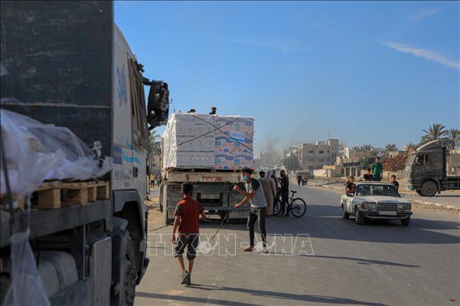 (Tư liệu) Xe tải chở hàng viện trợ nhân đạo tới nhà kho của UNRWA ở Khan Younis, Dải Gaza, ngày 31/5/2024. Ảnh: THX/TTXVN