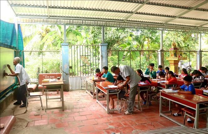 Lớp dạy chữ Khmer ở ấp Thới Trường 2, xã Thới Xuân do ông Thạch Hoàng Anh và Thạch Sung giảng dạy. Ảnh: Thu Hiền - TTXVN 
