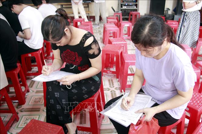 Người lao động đăng ký thông tin tuyển dụng tại trung tâm dịch vụ việc làm tỉnh Nam Định. Ảnh: Nguyễn Lành - TTXVN