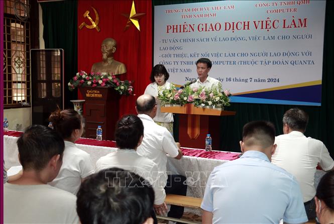 Phiên giao dịch việc làm tại Trung tâm dịch vụ việc làm tỉnh Nam Định. Ảnh: Nguyễn Lành - TTXVN