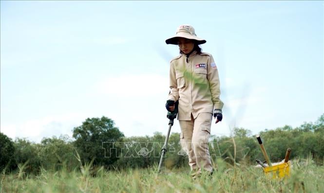 Nhân viên Tổ chức MAG dùng phương tiện rà phá, xử lý bom mìn sau chiến tranh tại các địa phương tỉnh Quảng Bình. Ảnh: TTXVN phát