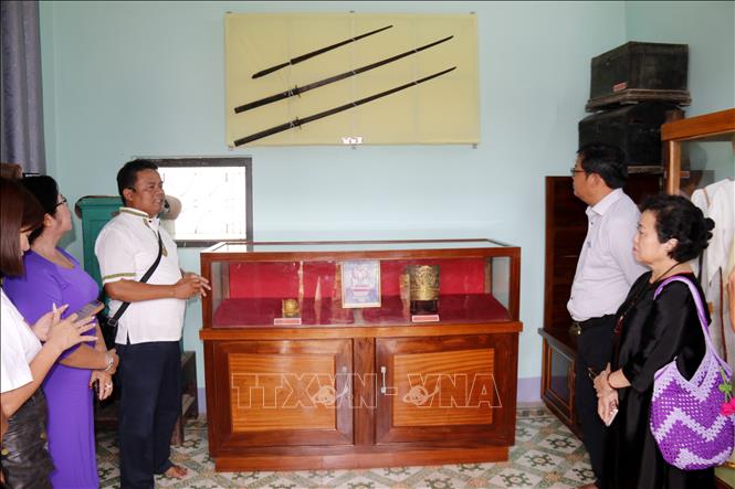 Giới thiệu Bộ sưu tập di sản văn hóa Hoàng tộc Chăm cho du khách tham quan. Ảnh: Nguyễn Thanh - TTXVN
