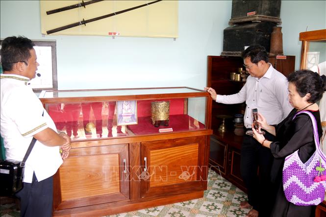 Giới thiệu Bộ sưu tập di sản văn hóa Hoàng tộc Chăm cho du khách tham quan. Ảnh: Nguyễn Thanh - TTXVN