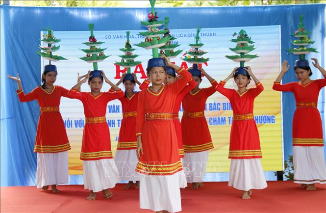 Múa truyền thống của đồng bào Chăm tại lễ ra mắt Mô hình. Ảnh: Nguyễn Thanh - TTXVN