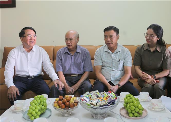 Phó Chủ tịch UBND thành phố Hải Phòng Lê Khắc Nam (ngoài cùng, bên trái) thăm, tặng quà ông Nguyễn Ngọc Ngợi, thương binh 2/4. Ảnh: Minh Thu- TTXVN