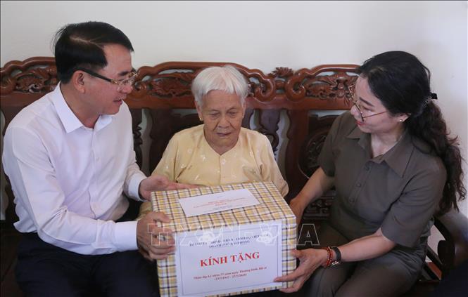 Phó Chủ tịch UBND thành phố Hải Phòng Lê Khắc Nam (trái) thăm, tặng quà Mẹ Việt Nam Anh hùng Nguyễn Thị The. Ảnh: Minh Thu- TTXVN