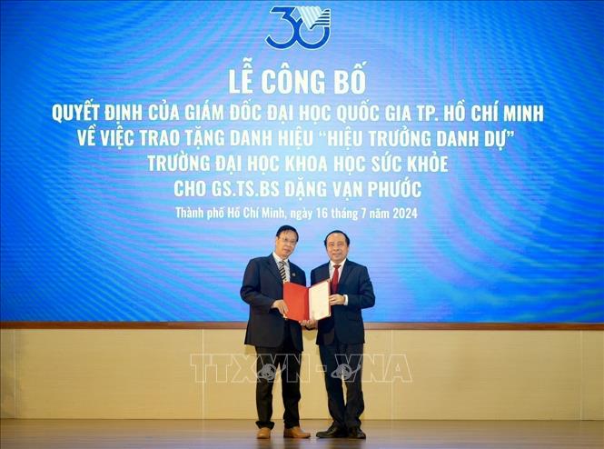 GS.TS.BS Đặng Vạn Phước được trao tặng danh hiệu Hiệu trưởng danh dự Trường Đại học Khoa học Sức khỏe. Ảnh: Thu Hoài - TTXVN