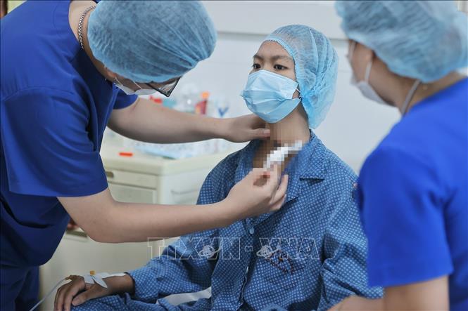 Bác sĩ Khoa Hồi sức tích cực của Bệnh viện Thanh Nhàn thăm khám cho bệnh nhân Vân. Ảnh: Minh Quyết – TTXVN