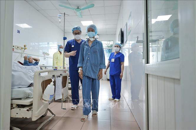 Hiện nay, sức khỏe bệnh nhân đã cải thiện nhiều, có thể giao tiếp, tập phục hồi chức năng để xuất viện. Ảnh: Minh Quyết – TTXVN