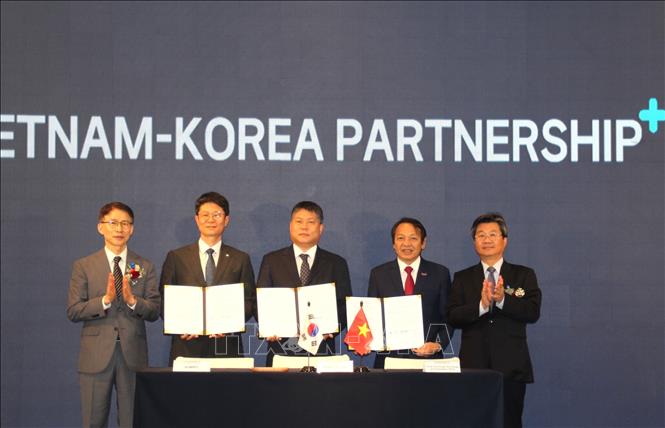 Signing MoUs on cooperation between RoK and Vietnamese businesses at the event. VNA Photo: Mỹ Phương 