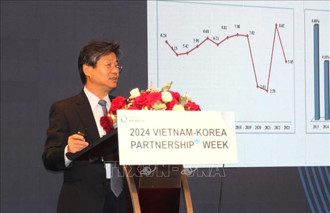 Do Nhat Hoang, Director of the Foreign Investment Agency under the Ministry of Planning and Investment, addresses the event. VNA Photo: Mỹ Phương 