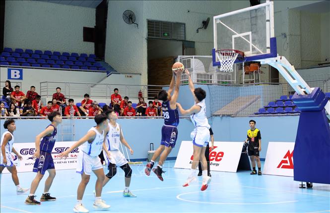 Trận đấu nội dung nam ngay sau Lễ khai mạc giữa đội bóng rổ U18 Đắk Lắk (áo xanh) và đội bóng rổ U18 thành phố Hồ Chí Minh (áo trắng). Ảnh: Hoài Thu – TTXVN.