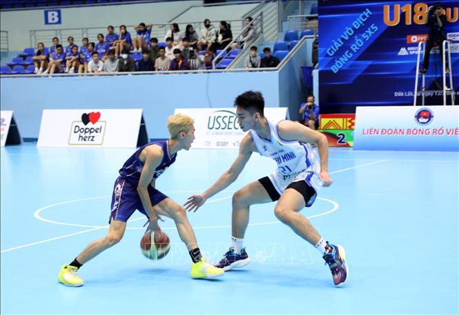 Trận đấu nội dung nam ngay sau Lễ khai mạc giữa đội bóng rổ U18 Đắk Lắk (áo xanh) và đội bóng rổ U18 thành phố Hồ Chí Minh (áo trắng). Ảnh: Hoài Thu – TTXVN.