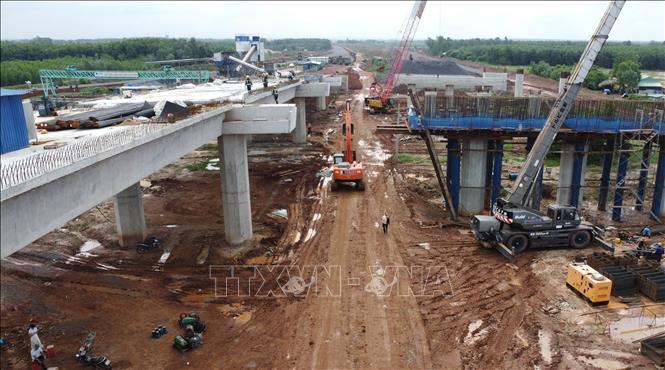 Thi công cầu trên tuyến T1. Ảnh: Công Phong - TTXVN