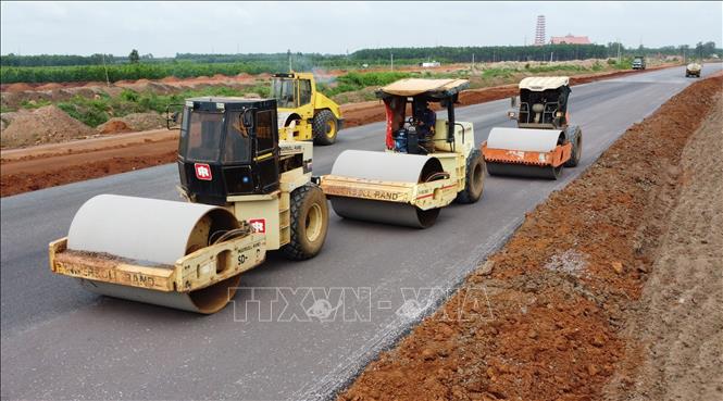 Phương tiện tham gia lu nền đường tại tuyến T1. Ảnh: Công Phong - TTXVN
