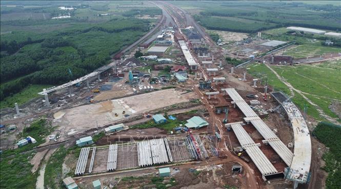 Thi công cầu tại tuyến giao thông kết nối sân bay Long Thành. Ảnh: Công Phong - TTXVN