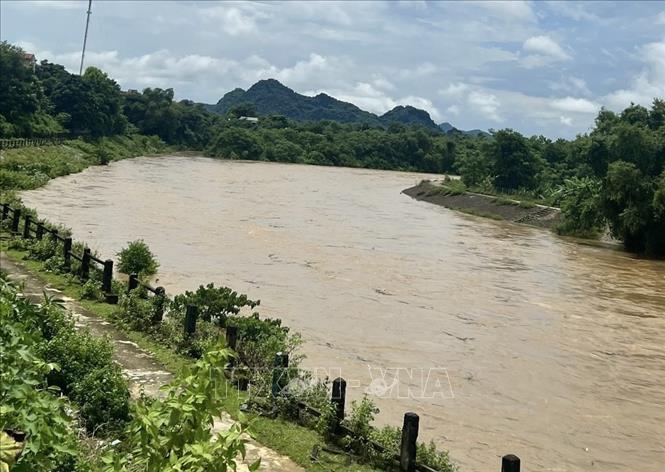 Lũ trên sông Bôi, huyện Kim Bôi (Hòa Bình) dâng cao gây ngập lụt nhiều tuyến đường giao thông trên địa bàn huyện. Ảnh: TTXVN phát