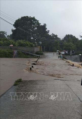 Nước lũ dâng cao tại ngầm tràn Vĩnh Tiến, xã Vĩnh Tiến, huyện Kim Bôi (Hòa Bình) gây nguy hiểm cho người dân tham gia giao thông. Ảnh: TTXVN phát