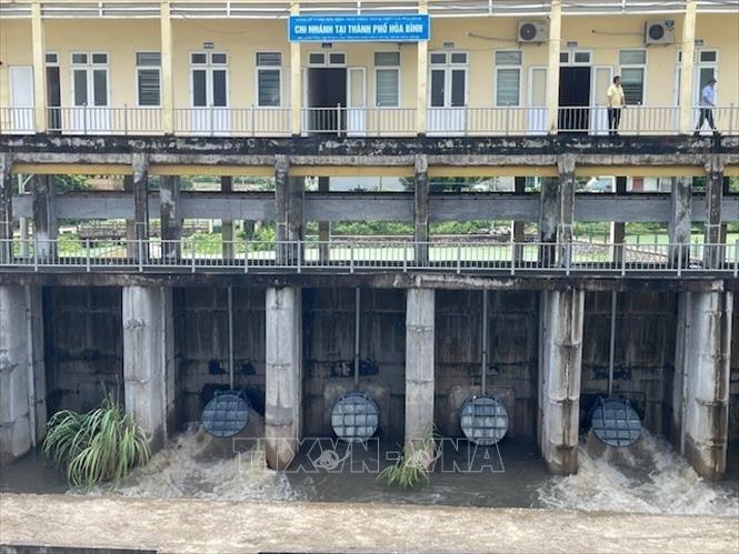 Công ty TNHH MTV khai thác công trình thủy lợi Hòa Bình thực hiện tiêu thoát nước cho khu vực bờ phải thành phố Hòa Bình. Ảnh: TTXVN phát