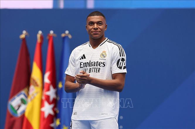 Kylian Mbappe ra mắt lần đầu tiên trong màu áo của Real Madrid tại buổi lễ trên sân Santiago Bernabeu ở Madrid, Tây Ban Nha ngày 16/7/2024. Ảnh: ahram.org/TTXVN