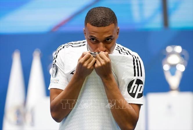 Kylian Mbappe ra mắt lần đầu tiên trong màu áo của Real Madrid tại buổi lễ trên sân Santiago Bernabeu ở Madrid, Tây Ban Nha ngày 16/7/2024. Ảnh: Reuters/TTXVN