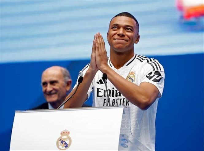 Kylian Mbappe ra mắt lần đầu tiên trong màu áo của Real Madrid tại buổi lễ trên sân Santiago Bernabeu ở Madrid, Tây Ban Nha ngày 16/7/2024. Ảnh: REUTERS/TTXVN