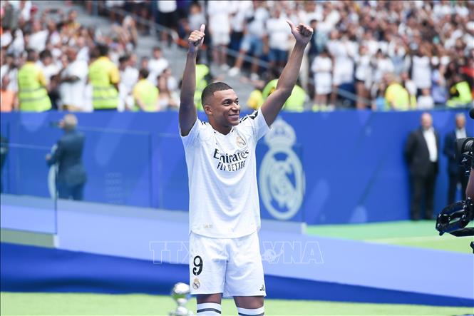 Kylian Mbappe ra mắt lần đầu tiên trong màu áo của Real Madrid tại buổi lễ trên sân Bernabeu ở Madrid, Tây Ban Nha ngày 16/7/2024. Ảnh: THX/TTXVN