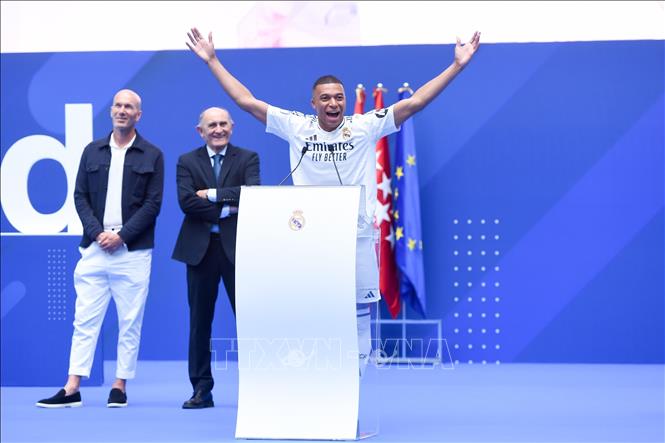 Kylian Mbappe ra mắt lần đầu tiên trong màu áo của Real Madrid tại buổi lễ trên sân Bernabeu ở Madrid, Tây Ban Nha ngày 16/7/2024. Ảnh: THX/TTXVN