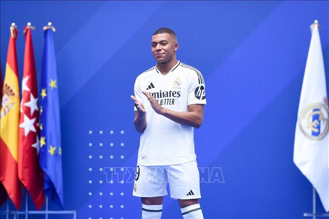 Kylian Mbappe ra mắt lần đầu tiên trong màu áo của Real Madrid tại buổi lễ trên sân Bernabeu ở Madrid, Tây Ban Nha ngày 16/7/2024. Ảnh: THX/TTXVN