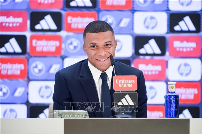 Kylian Mbappe phát biểu họp báo trên sân Bernabeu ở Madrid, Tây Ban Nha ngày 16/7/2024. Ảnh: THX/TTXVN